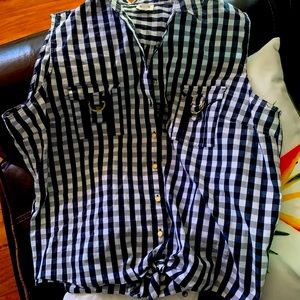 Plaid Sleeveless Annie Klein Button Down shirt w/tie buttom. Navy Blue & White.
